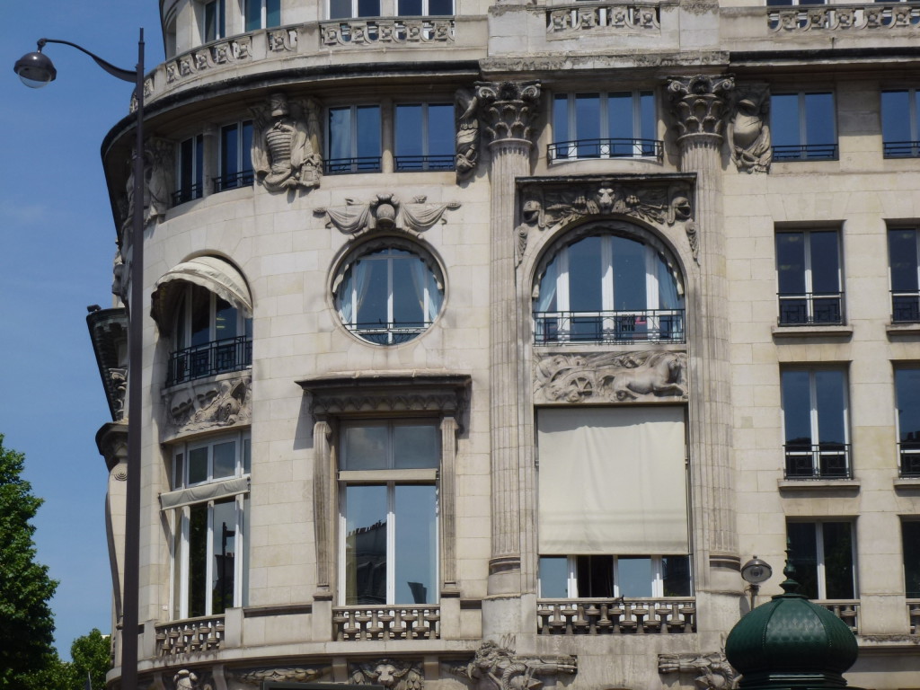place Saint-Augustin, Paris : Cercle militaire (ancienne caserne de la Pépinière)